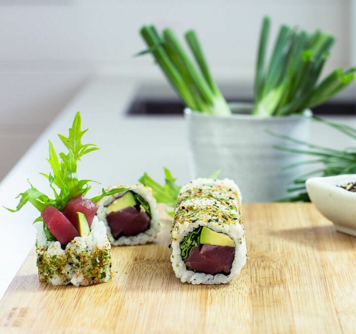Mean spicy tuna sushi roll